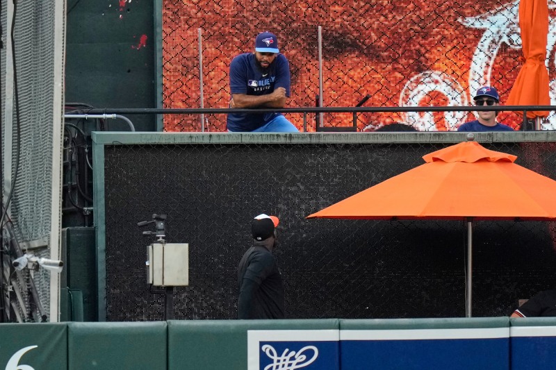 더블헤더 중 토론토로 이적한 도밍게스, 전 동료와 대화. 사진(볼티모어 AP=연합뉴스)