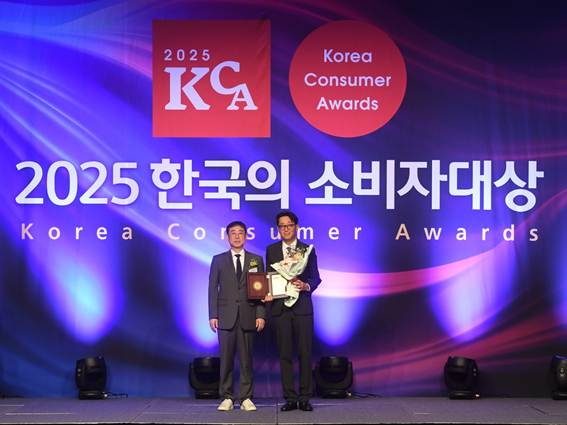 29일 서울 프라자호텔에서 열린 ‘2025 한국의 소비자대상 시상식’에서 풀무원 리빙케어사업부 강재훈 사업부장(사진 오른쪽)이 '소형 김치냉장고 부문 대상'을 수상한 후 기념 사진을 찍고 있다.