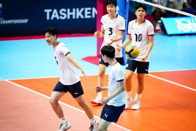 한국 U-19 남자배구 대표팀 선수들 / 사진=FIVB 홈피 캡처, 연합뉴스