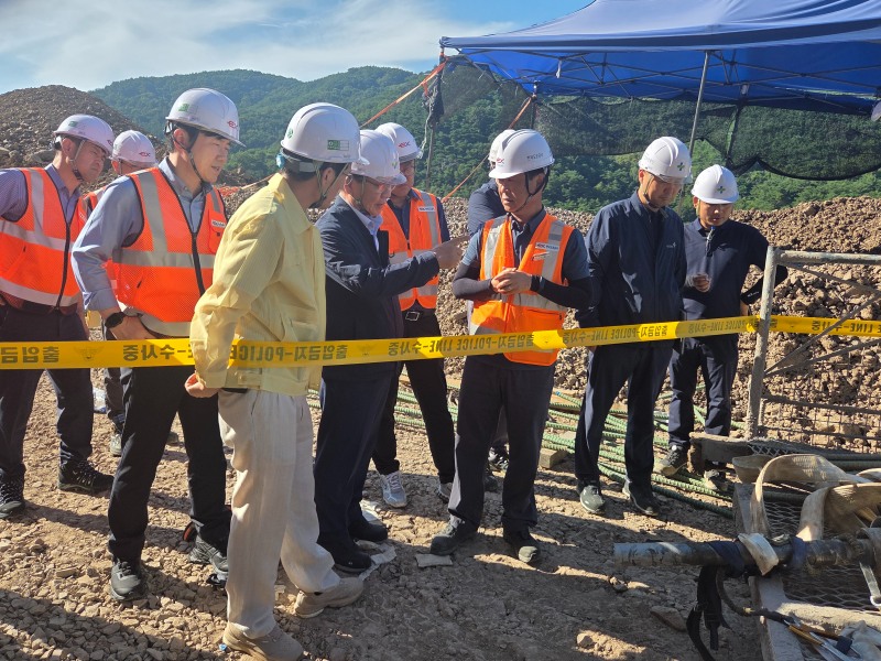 김현중 안전보건공단 이사장은 30일 경남 의령군 소재 함양-창녕 간 고속도로 공사 구간에서 발생한 중대재해 현장을 방문했다. 사진 왼쪽 5번째 김현중 이사장./안전보건공단 경남지역본부
