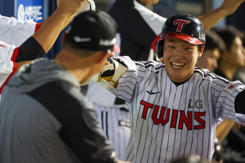 쐐기 2점홈런 때린 LG의 박관우. 사진=연합뉴스