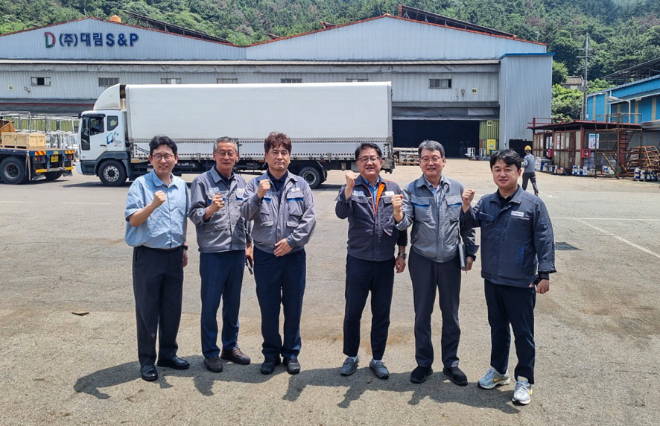 한화오션과 협력사 대림 S&P 관계자들이 현장 점검을 마친 뒤, TOP 상생협력 활동의 성공적인 추진을 다짐하며 기념촬영을 하고 있다.