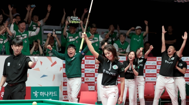 1라운드 우승을 확정하고 큐를 들어 보인 김가영 / 사진=PBA 제공. 연합뉴스