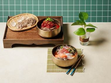 (사진 설명=노보텔 앰배서더 서울 동대문 호텔&레지던스의 ‘육회 막국수’와 ‘물회 막국수’)