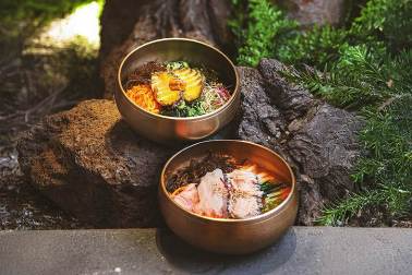 (사진 설명=제주신화월드의 ‘제주식 물회’와 ‘전복해초비빔밥’)