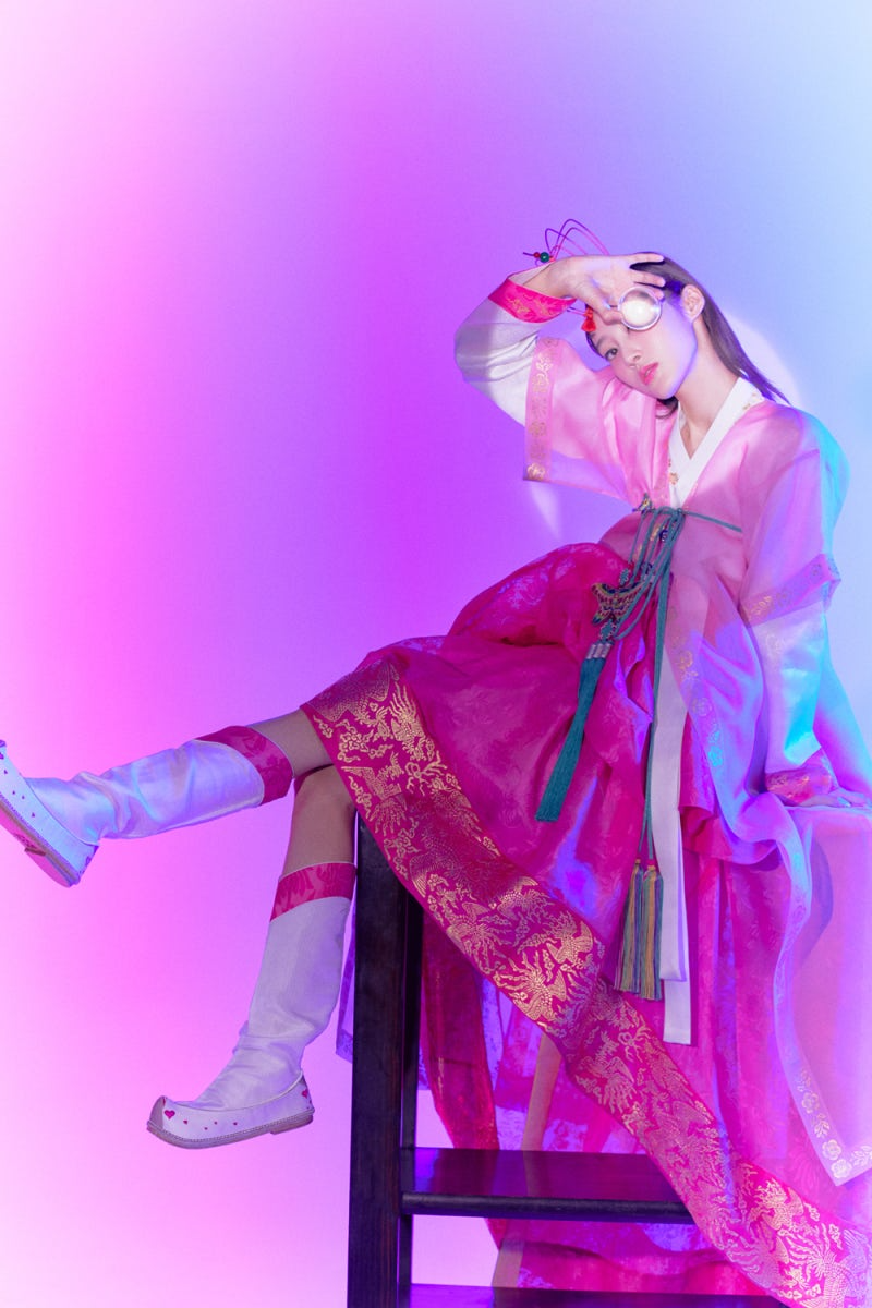 2020년 라이엇 게임즈는 한복의 날에 맞춰 무형문화재들과 함께 작업한 '아리따운 우리한복 전'을 열고 보그코리아와 촬영한 화보 이미지를 공개키도 했다(이미지 출처=라이엇 게임즈 & 보그코리아).