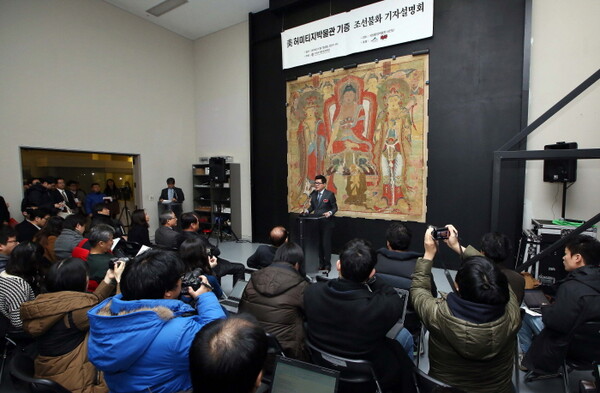 2014년 1월, 국립중앙박물관의 서고에서 진행된 '석가삼존도' 환수 언론 공개회(이미지 출처=라이엇 게임즈).