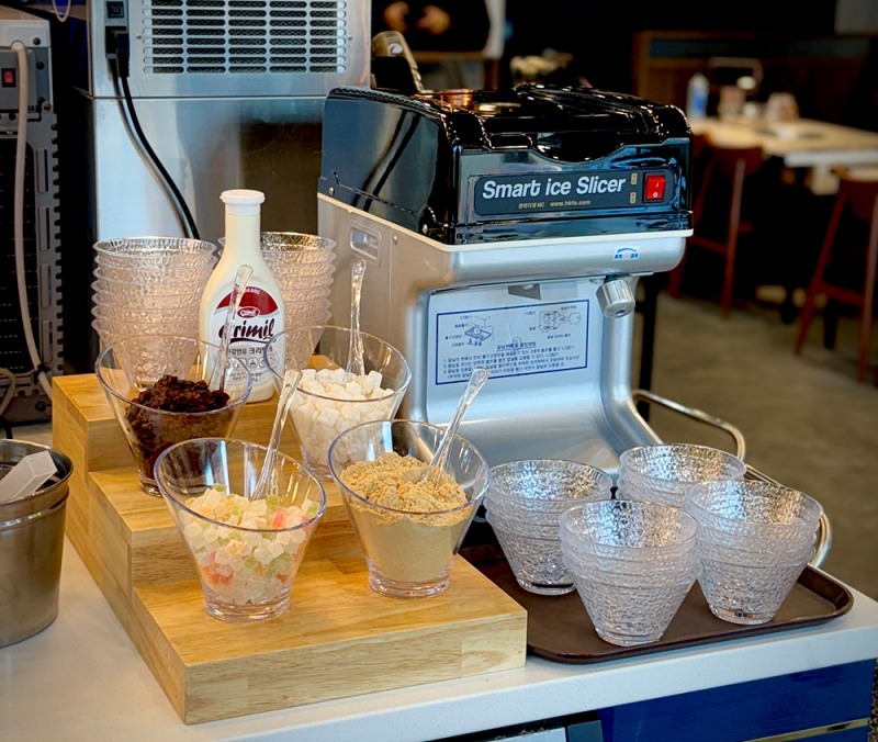 명륜진사갈비가 4900원 무제한 생맥주, 식사 고객 대상 무료 팥빙수존 운영 등 가성비 중심 서비스로 호응을 얻고 있다. 명륜진사갈비 제공