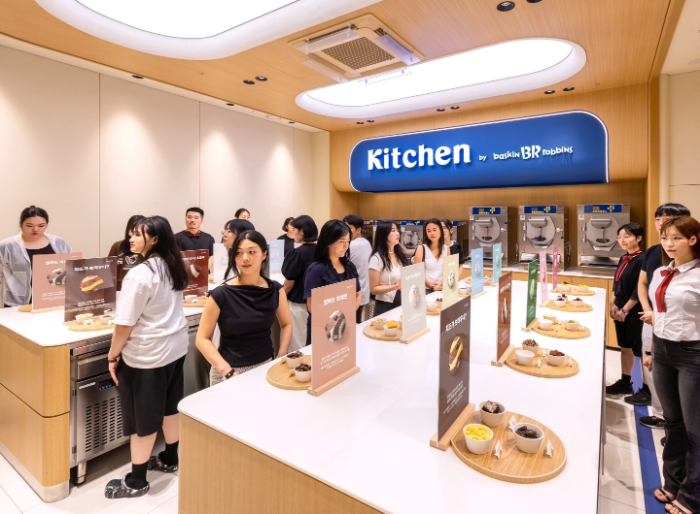 ‘2025 그래이맛 콘테스트’ 고객 테이스팅 심사 이벤트에 참석한 소비자 심사단이 오픈키친에서 대표 플레이버와 TOP3 제품의 구성 재료에 대해 설명을 듣고 있다.