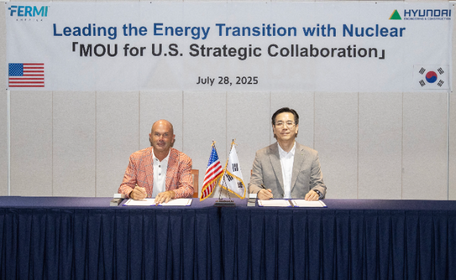 현대건설 이한우 대표(오른쪽)와 페르미 아메리카 토비 노이게바우어 공동 창립자(왼쪽)가 서울 종로구 현대건설 계동사옥에서 ‘첨단 에너지 및 인텔리전스 캠퍼스 공동 개발을 위한 업무협약’을 체결하고 있다.