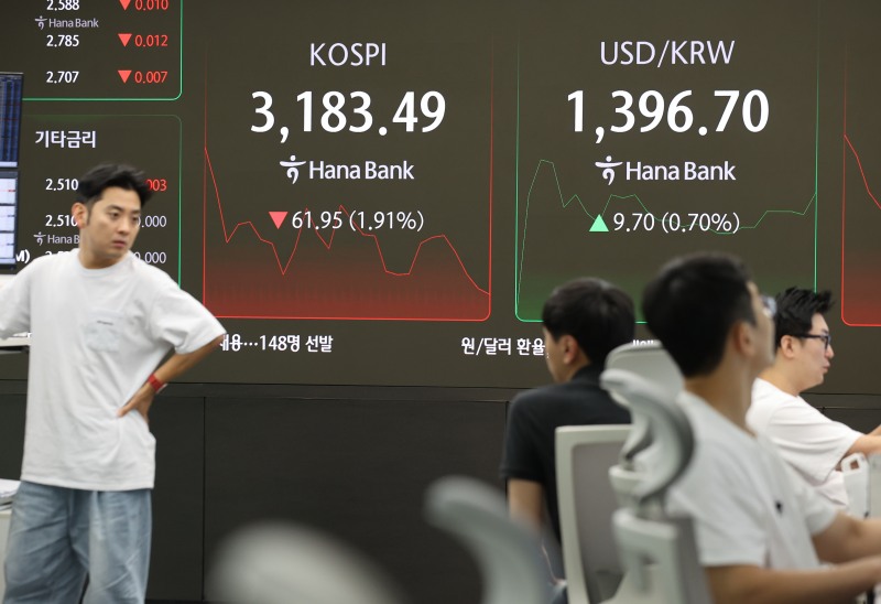1일 서울 중구 하나은행 본점 딜링룸에서 직원들이 업무를 보고 있다. 이날 코스피는 전장보다 35.12포인트(1.08%) 내린 3,210.32로 개장해 하락폭을 키우고 있다./연합뉴스