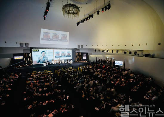 Dr. Je-Young Park, Director of Apkoo-Jung Oracle Dermatology Clinic, delivering the keynote at the Ultherapy Prime Asia-Pacific Launch Seminar. (Photo courtesy of Apkoo-Jung Oracle Dermatology Clinic)