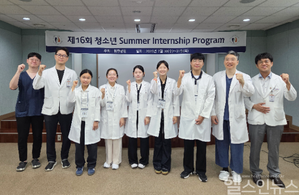 창원힘찬병원, 청소년 대상 의사 체험 인턴십 단체 사진 (힘찬병원 제공)