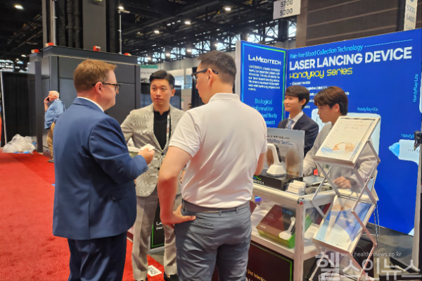 라메디텍 관계자가 부스를 찾은 바이어들에게 제품 설명을 하고 있다. (라메디텍 제공)