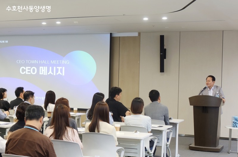 성대규 동양생명 대표이사가 1일, 서울 종로구 그랑서울 본사에서 열린 타운홀 미팅에서 임직원들과 소통하고 있다./동양생명