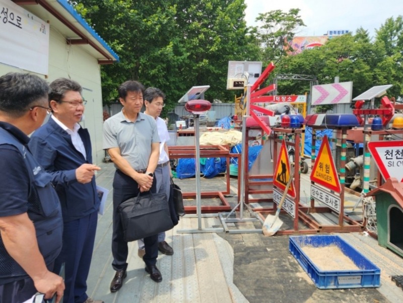 김현중 안전보건공단 이사장은 1일 서울남부지사 관내 중대재해 발생 현장을 찾아 현장점검과 사고 재발방지를 위한 관계자 현장간담회를 실시했다.사진 왼쪽 2번째 김현중 이사장./안전보건공단 서울남부지사