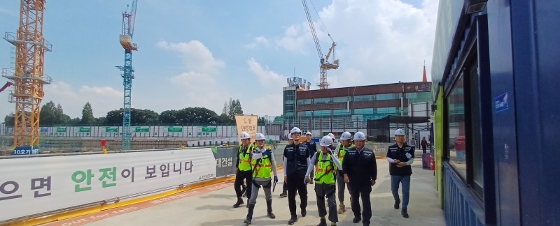 하형소 안전보건공단 안전보건사업이사는 최근 기록적인 폭염이 전국을 강타하는 상황에서 1일 경기도 평택 재건축 현장을 긴급 방문해 폭염 대응 현장 안전관리 실태를 점검했다.사진 왼쪽 3번째 하형소 이사./안전보건공단 경기남부지사