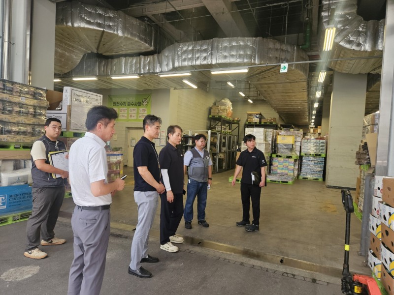 고용노동부 성남지청(지청장 양승준)은 폭염위기경보가 ‘심각’ 단계인 1일 이마트 트레이더스 위례점을 방문해 ‘폭염안전 5대 기본수칙’ 이행상황을 점검했다. 사진 오른쪽 3번째 양승준 지청장./고용노동부 성남지청