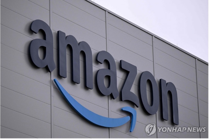 아마존 주가가 1일(현지시간) 뉴욕증시에서 아마존웹서비스(AWS)의 성장률이 경쟁업체이 뒤진데다 7월 고용쇼크 영향으로 8% 넘게 급락했다. 사진=AFP, 연합뉴스