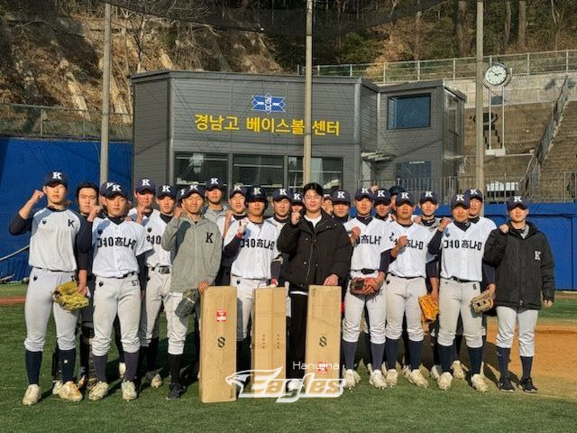 경남고 베이스볼센터 앞에서 포즈를 취한 경남고 야구부 선수단. 사진=연합뉴스