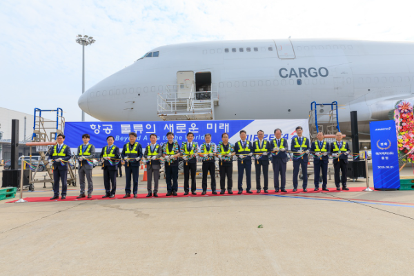 인천공항 화물기 주기장에서 미주행 첫 화물기편 출항을 기념하는 출항식에 참석한 에어제타 김관식대표(우측에서 여섯번째)와 주주사 소시어스 이병국 대표(좌측에서 다섯번째)가 한국투자파트너스, 인천공항공사 관계자들과 함께 테이프 컷팅을 하고 있다.