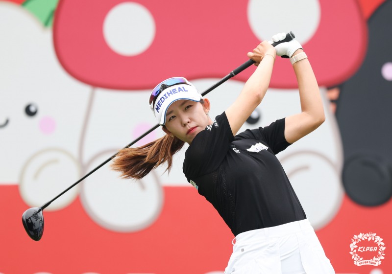 KLPGA 투어 오로라월드 레이디스 챔피언십 정상에 오른 배소현. /KLPGA