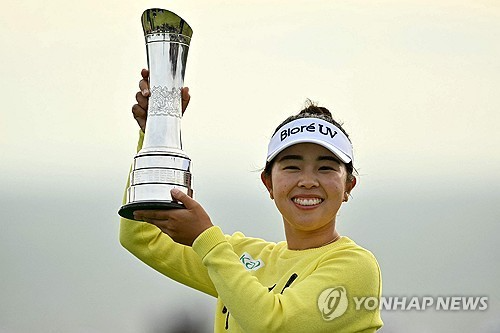 우승 트로피를 치켜든 야마시타. / 사진=연합뉴스