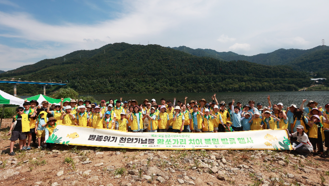 S-OIL 임직원 가족, 대학생 천연기념물지킴이단 등 황쏘가리 치어 방류 봉사활동 참가자들이 기념촬영을 하고 있다. ⓒ S-OIL
