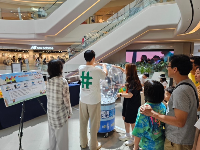 고용노동부 경기지청(지청장 오기환)과 안전보건공단 경기지역본부(본부장 송석진)는 지난 2일 산업안전보건의 달을 맞아 스타필드 수원(점장 원영선)과 함께 ‘일상생활 속 안전메시지 확산 캠페인’을 시민들의 적극적인 참여 속에 성황리에 마무리했다고 4일 밝혔다. 사진은 시민들이 폭염 에어볼 퀴즈 이벤트에 참가하고 있는 모습./안전보건공단 경기지역본부