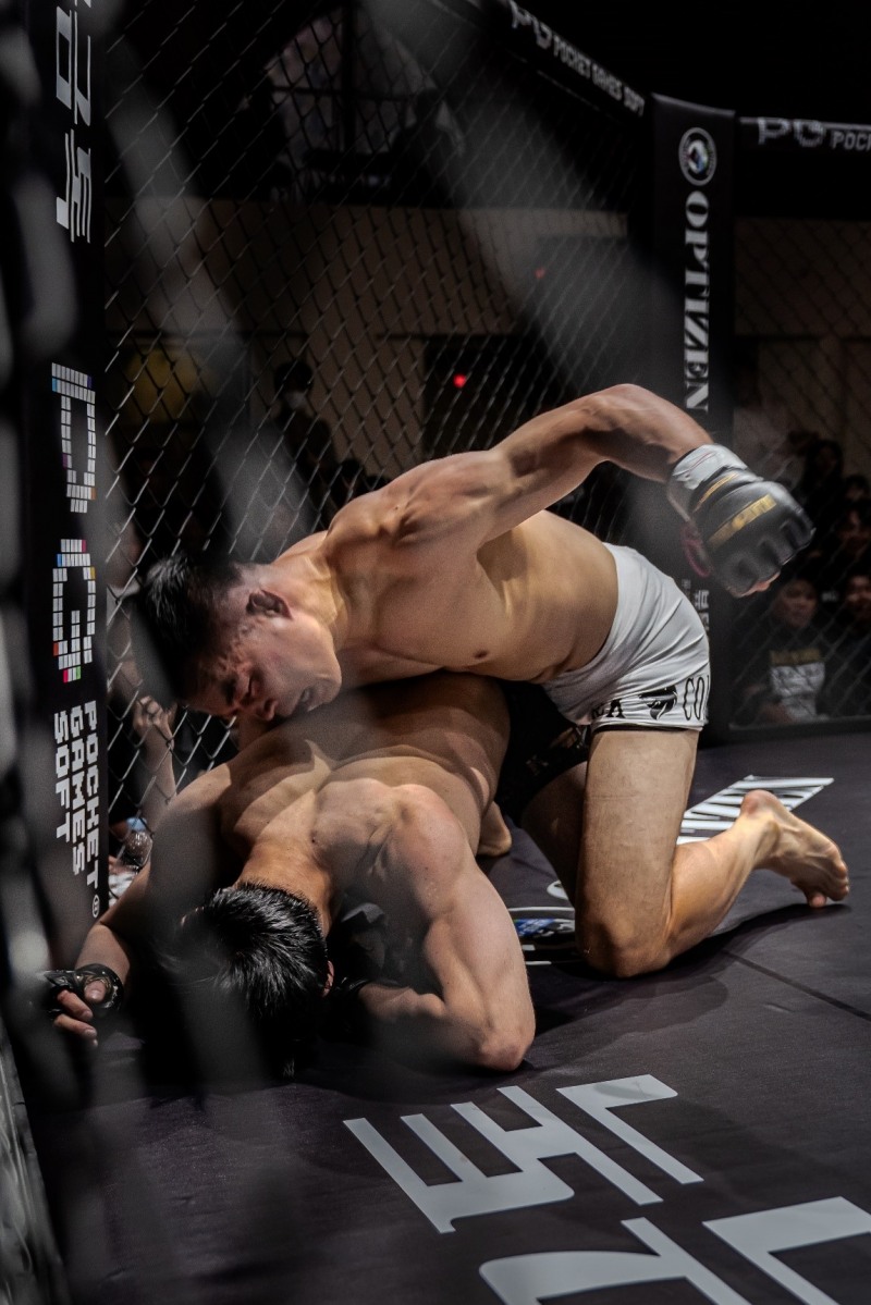 대한민국 UFC 7호 파이터 남의철이 2025년 8월 경기도 오산시 블랙컴뱃 라이즈 7 메인이벤트 페더급 한일전에서 ‘아이언 힙’ 미야히라 슈타로를 ‘코리안 불도저’ 특유의 그라운드 앤드 파운드로 공격하고 있다. 사진=이데아 파라곤 제공