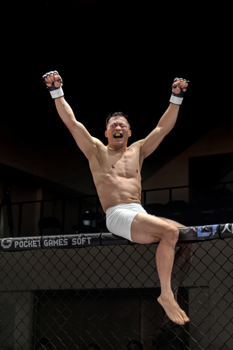대한민국 UFC 7호 파이터 ‘코리안 불도저’ 남의철이 2025년 8월 경기도 오산시 블랙컴뱃 라이즈 7 메인이벤트 한일전을 이긴 후 6년 만의 종합격투기 승리에 감격하고 있다. 10년 만의 페더급 출전을 위해 16㎏을 감량했다. 사진=이데아 파라곤 제공