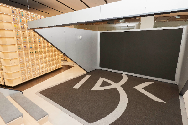 IBK기업은행 역사관 ‘이음스퀘어’ 중앙에 배치된 역사·혁신·비전큐브 ⓒ IBK기업은행