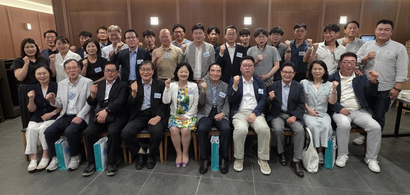 한국보건안전단체총연합회(회장 정혜선)는 지난 1일, 고용노동부가 추진하는 새 정부의 산업안전보건정책에 대한 간담회를 개최했다. 사진 앞줄 왼쪽 5번째 정혜선 회장./한국보건안전단체총연합회