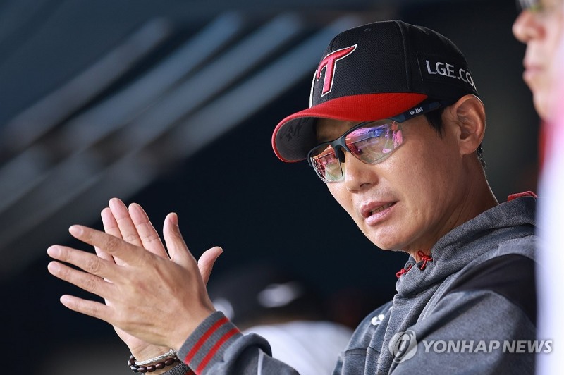 손뼉치는 LG 염경엽 감독 / 사진=연합뉴스