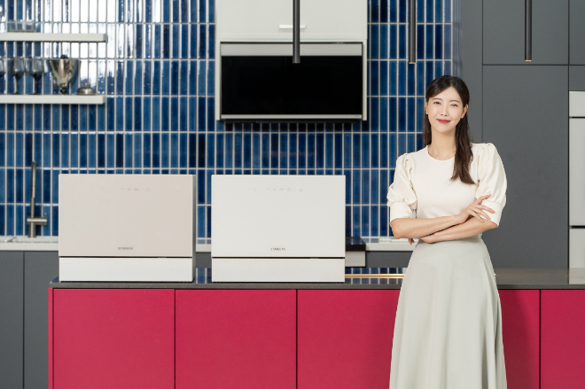 삼성전자 모델이 에너지 효율을 강화한 2025년형 '비스포크 식기세척기 카운터탑' 신제품을 소개하고 있다. ⓒ 삼성전자