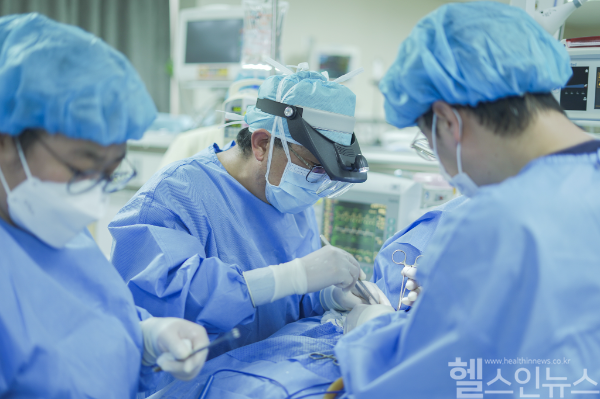 (왼쪽)조용훈 좋은문화병원 소와외과 부장과 위판혁(오른쪽) 과장 (좋은문화병원 제공)