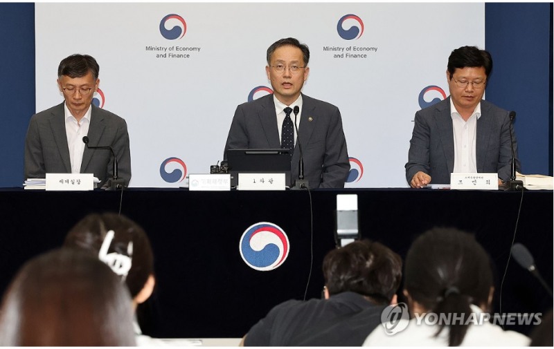 정부가 지난 달 내놓은 세제 개편안에 대한 여론이 악화되고 있는 가운데 글로벌 투자은행들도 잇따라 부정적인 의견을 내놨다. 사진=세제 개편안 브리핑, 연합뉴스