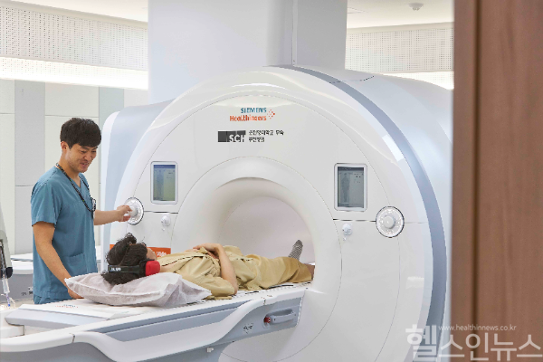 순천향대 부천병원 의료진이 환자에게 MRI 검사를 안전하게 시행하고 있는 모습 (순천향대 부천병원 제공)