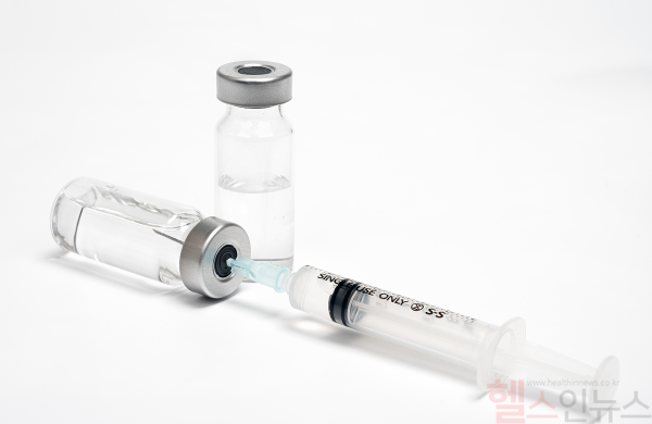 질병관리청이 2025~2026절기 코로나19 백신 530만 도즈를 지방비 매칭 방식으로 조달 계약했다. (클립아트코리아)