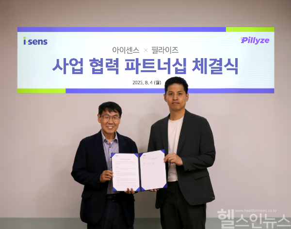 사업 협력 파트너십을 체결하고 있는 남학현 아이센스 대표(좌)와 신인식 필라이즈 대표(우) (아이센스 제공)