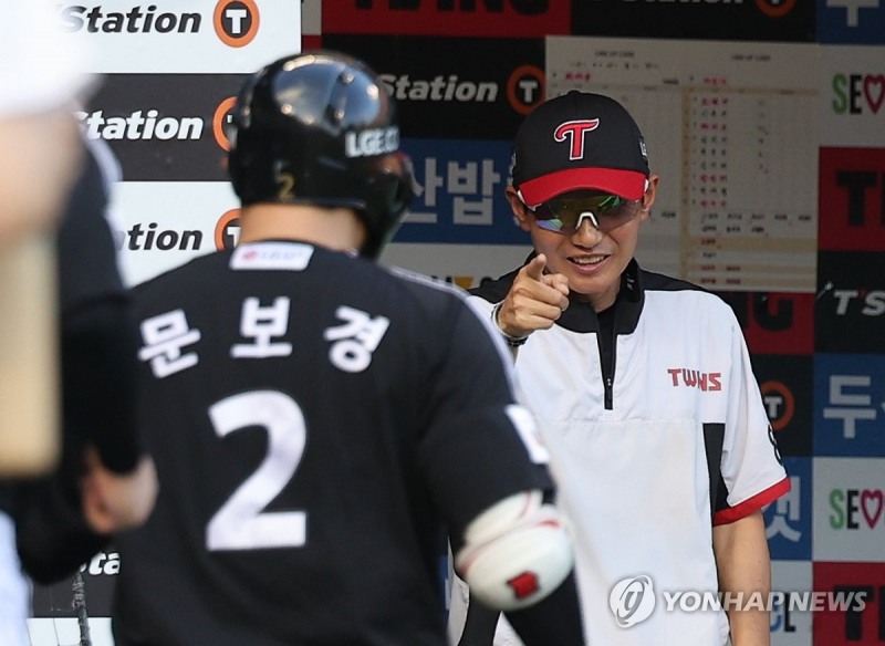 염경엽 감독이 흐뭇하게 웃고 있다. / 사진=연합뉴스