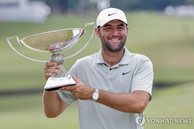 지난 시즌 페덱스컵 트로피 든 스코티 셰플러 / 사진=연합뉴스