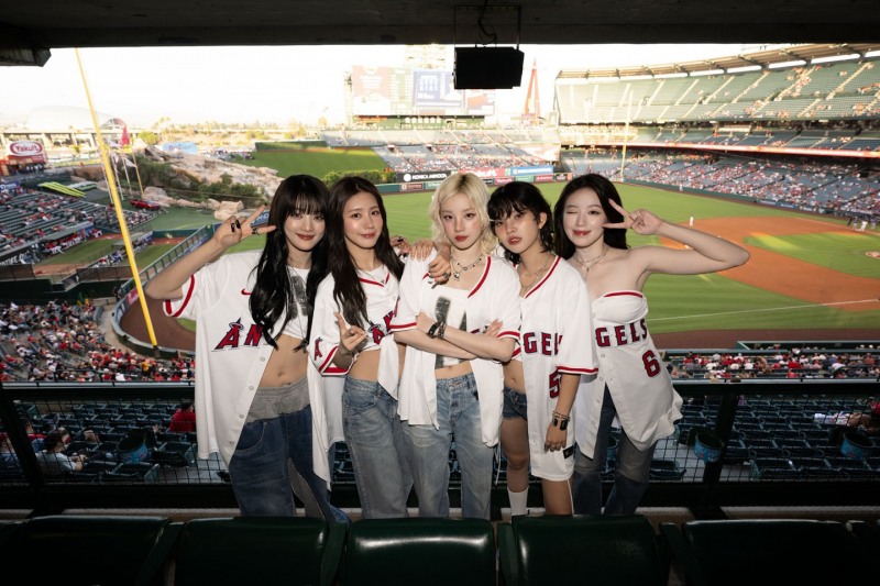 아이들, 美 LA 에인절스 홈경기 역사상 첫 프리게임 공연…시구도 완벽 소화