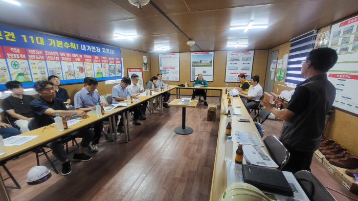 광명돔경륜장 고객편익센터 현장사무실에서 관계자들이 폭염 대응 방안에 대해 논의하고 있다.