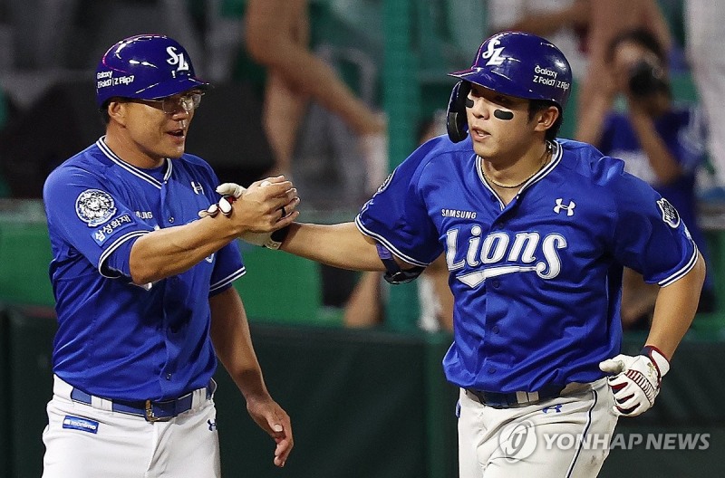 삼성 김영웅이 홈런을 치고 그라운드를 달리며 코치의 격려를 받고 있다. / 사진=연합뉴스