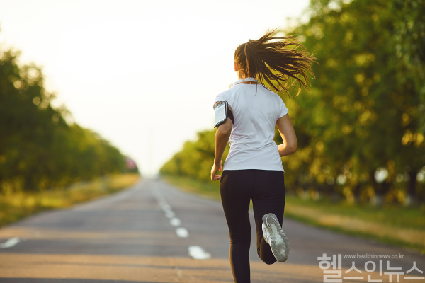 여름철 야외 운동은 시간·장소 선택, 영양·수분 전략이 성패를 좌우한다. (클립아트코리아)