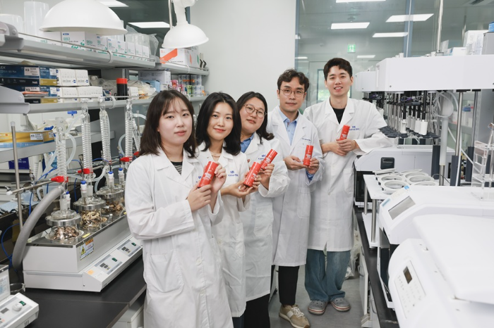 (사진) 콜마비앤에이치 식품과학연구소 직원들이 연구?개발한 ‘애터미 헤모힘 샷 제품을 들고 포즈를 취하고 있다.