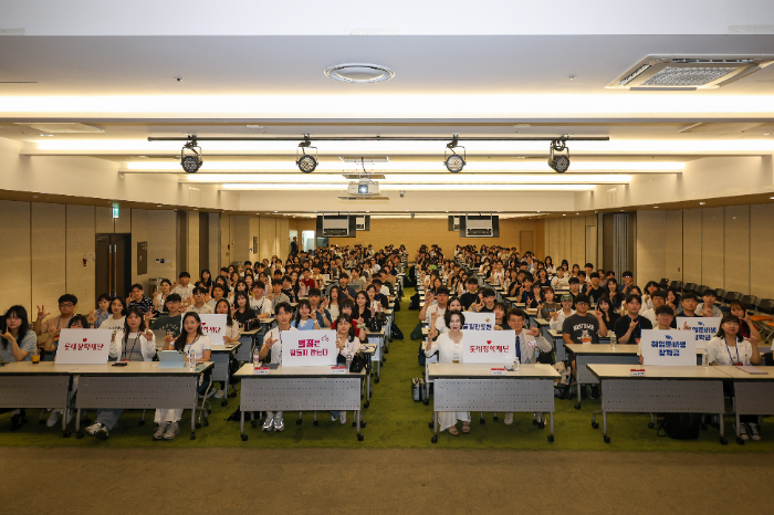 롯데장학재단 장혜선 이사장(첫 줄 오른쪽에서 4번째)이 수여식에 참석한 장학생들과 기념사진을 촬영하고 있다.