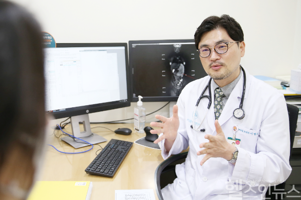 이범희 서울아산병원 의학유전학센터 교수가 희귀 유전질환 환자를 진료하고 있다. (서울아산병원 제공)