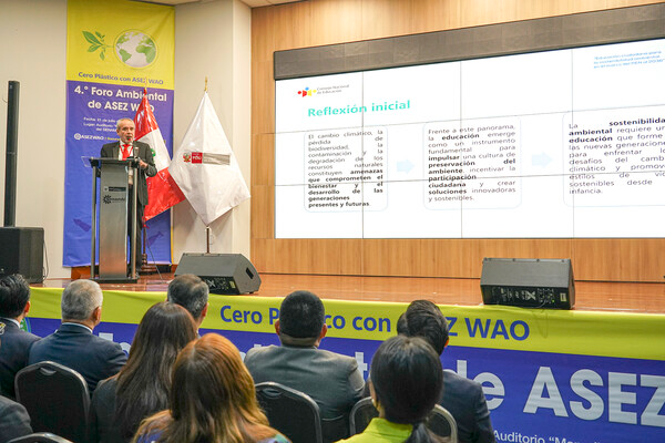 페루 환경부 산하 국립기상수문청에서 열린 4회 ASEZ WAO 글로벌 포럼에서 루이스 레스카노 국립교육위원장이 강연하고 있다. 포럼에는 페루 환경부, 산림청, 국립교육위원회 등은 물론 각계각층 180여 명이 참여했다.